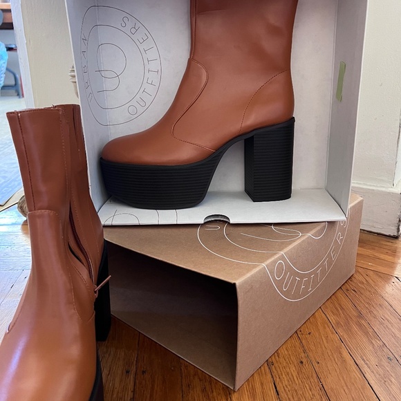 URBAN OUTFITTERS BROWN FAUX LEATHER BOOTS - Picture 1 of 2